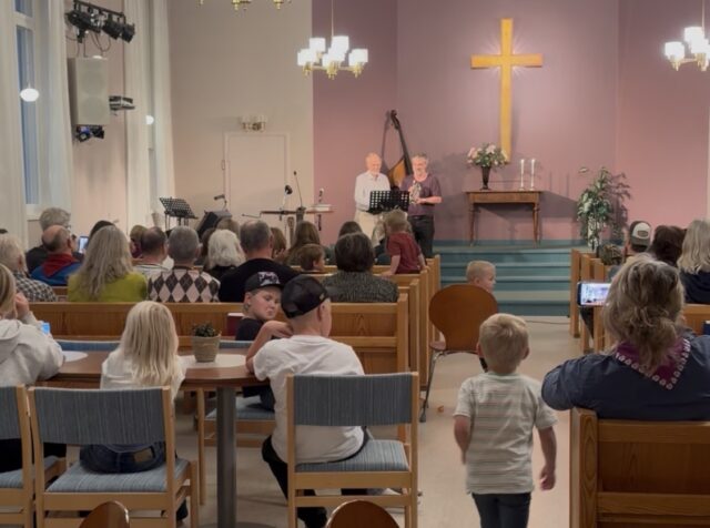 Lägerbål i kyrkan